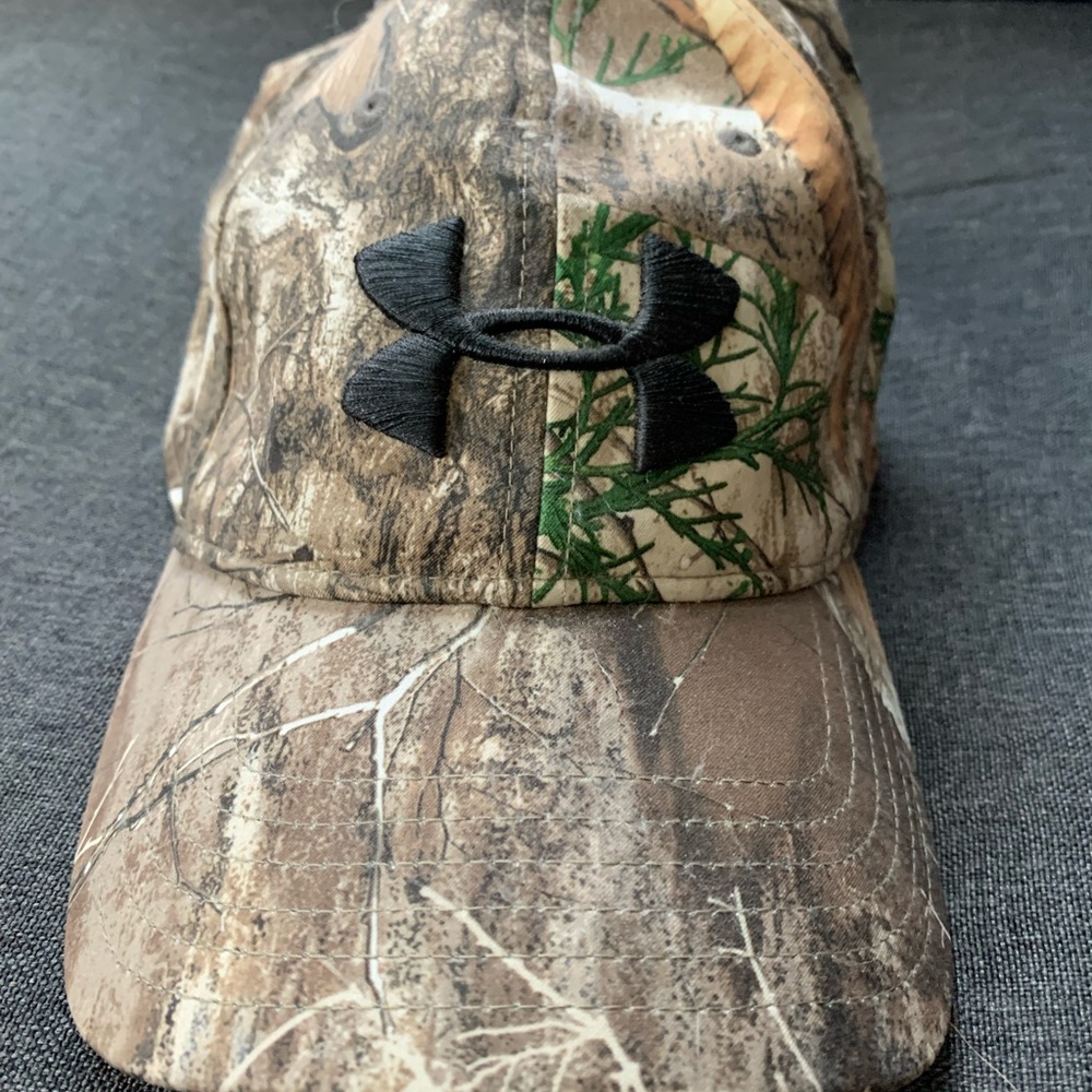 UA fitted hat. Sz L/XL